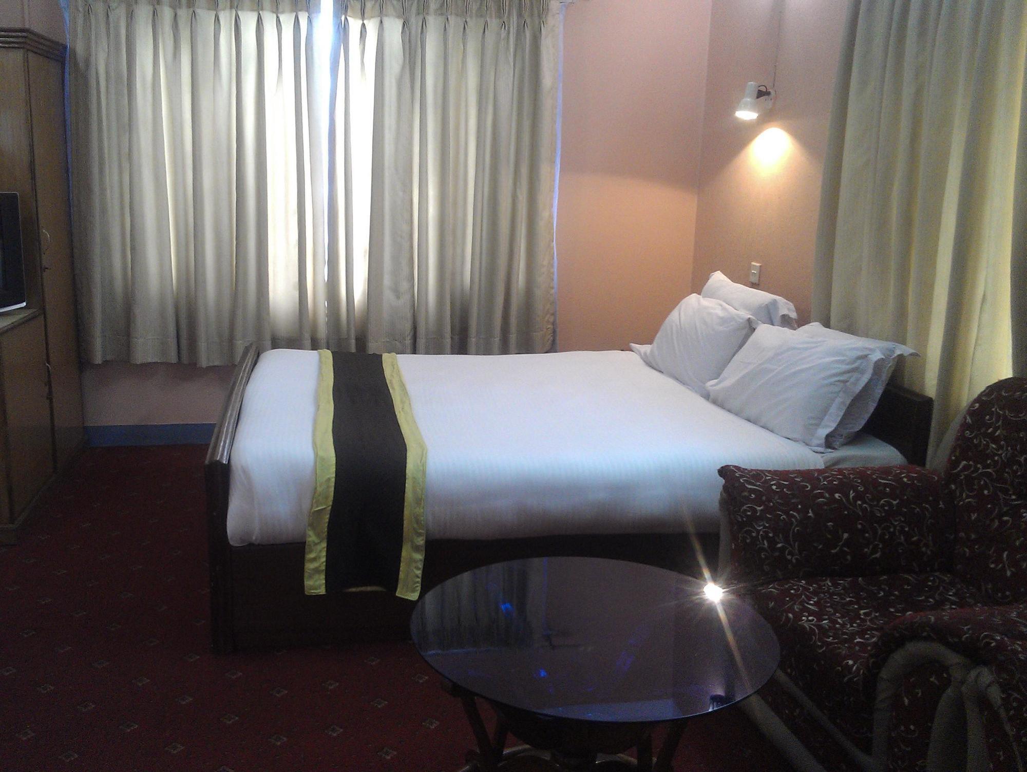 Amar Hotel Катманду Екстериор снимка
